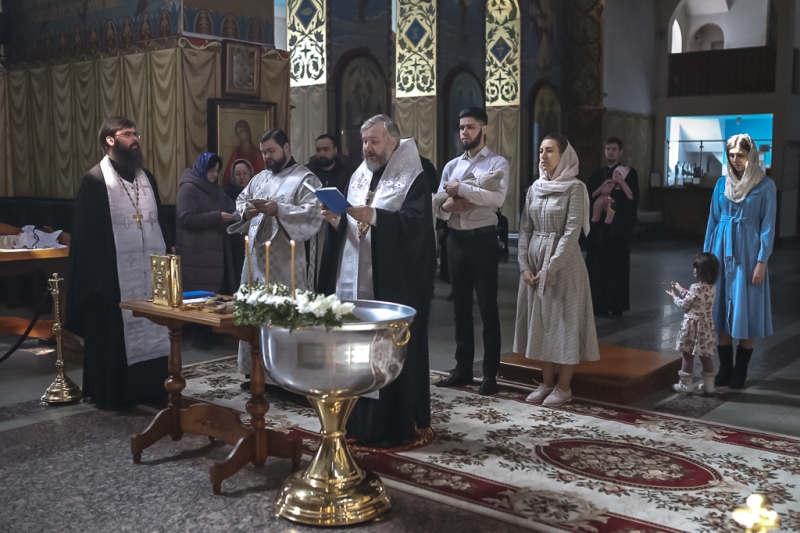 Епископ Шахтинский и Миллеровский Симон совершил таинство Крещения