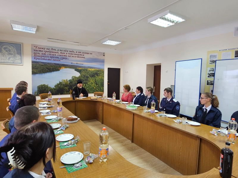 Исполняющий обязанности Благочинного Миллеровского округа поблагодарил коллектив казачьего техникума за участие в Димитриевских образовательных чтениях