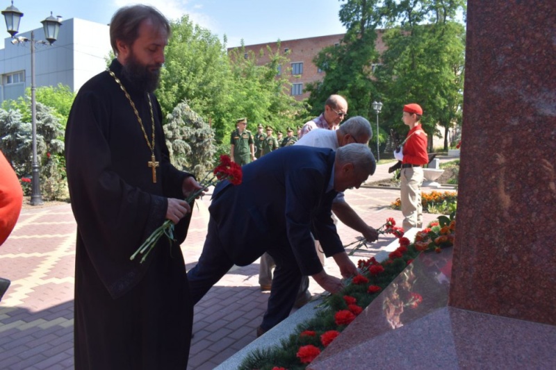 В День памяти и скорби к мемориалу «Аллея героев» в п. Каменоломни возложены цветы