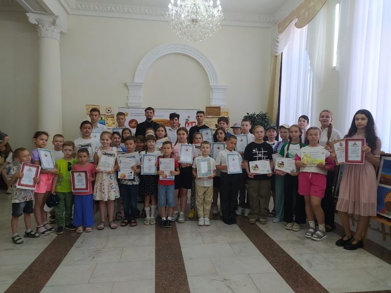 В районном Дворце культуры поселка Каменоломни, состоялось торжественное награждение победителей конкурса «По следам мужества и стойкости»