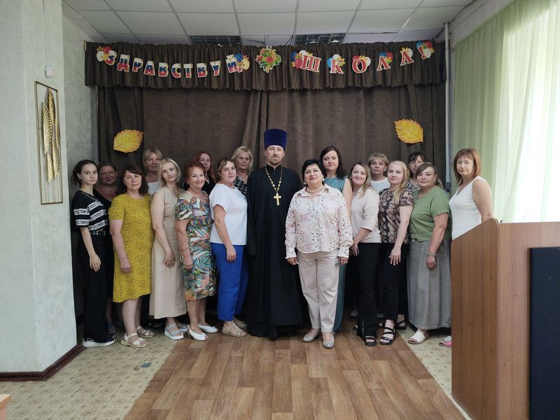 В Каменске освятили школу перед началом учебного года