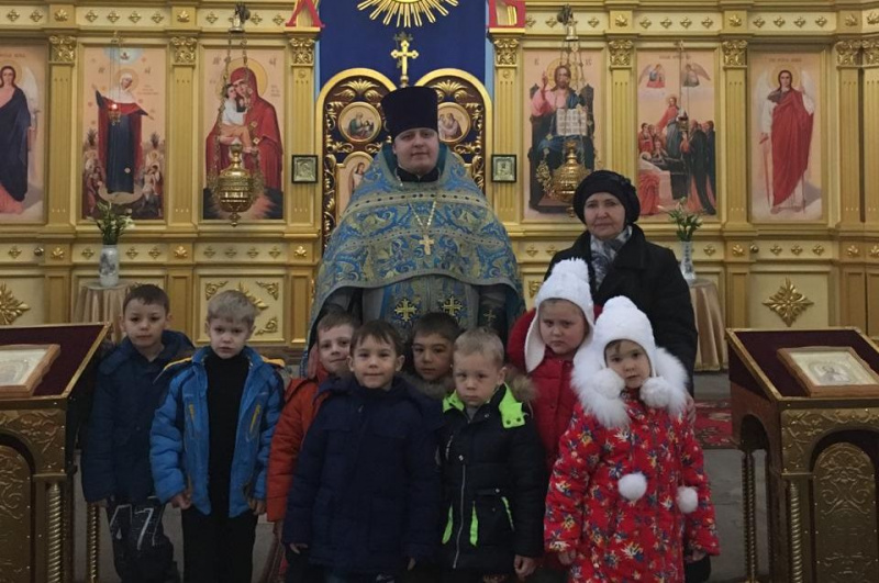 В Праздник Введения во храм Пресвятой Богородицы воспитанники станичного детского сада «Казачок» с воспитателем Г.К. Болдыревой посетили Успенский храм станицы Калитвенской