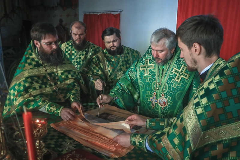 Епископ Шахтинский и Миллеровский Симон совершил чин освящения антиминсов в кафедральном соборе города Шахты