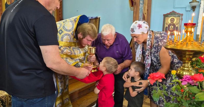 В храме хутора Ажинов дети причастились в праздник Успения Пресвятой Богородицы
