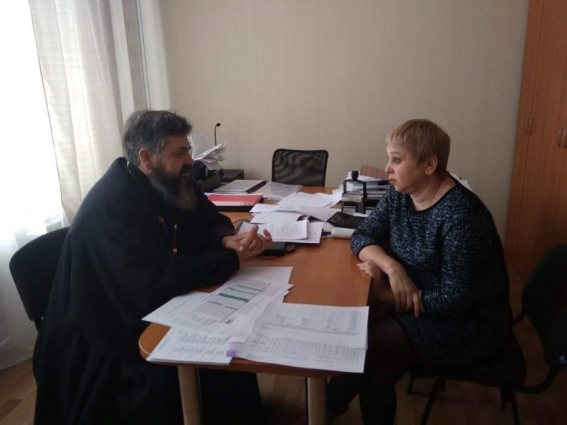 Настоятель храма святой преподобномученицы Елисаветы города Гуково иерей Георгий Русинов с дружественным визитом посетил гуковскую специальную школу-интернат №12