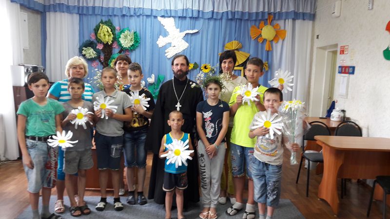 Накануне праздника святых Петра и Февронии иеромонах Арсений (Алимов) посетил реабилитационный центр для несовершеннолетних детей в г. Красный Сулин