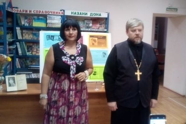 В рамках мероприятий, посвященных Дню православной книги, клирик храма Всех святых, в земле Русской просиявших, г. Каменск-Шахтинский протоиерей Николай Севрюгин провел встречу с читателями городской библиотеки им. Островского