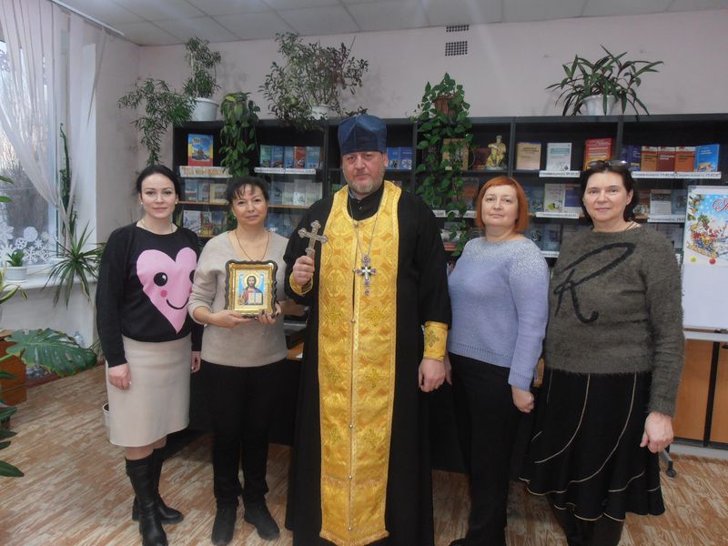 В Каменске-Шахтинском освятили техникум: священник окропил помещения и подарил икону Спасителя