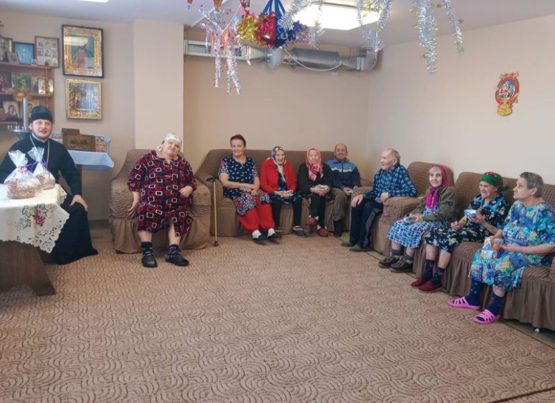 Иерей Александр Левчик поздравил постояльцев приюта для пожилыхлюдей с Рождеством Христовым