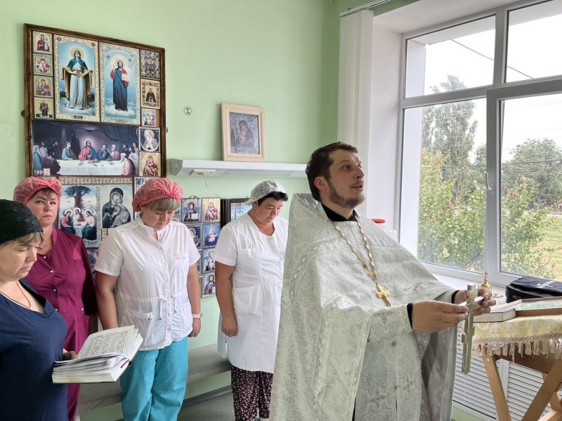 Благочинный Чернышевского округа иерей Александр Левчик посетил районную больницу станицы Боковской 