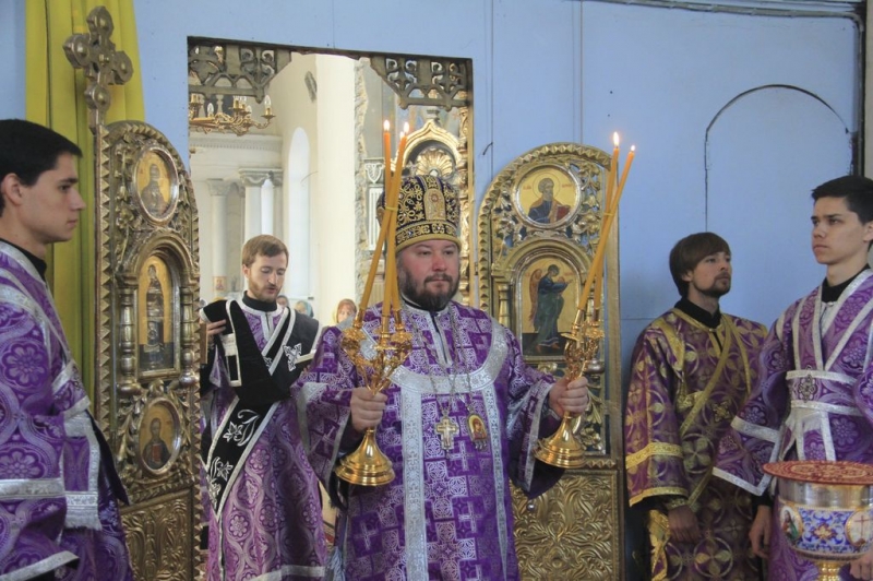 В день Отдания праздника Воздвижения Животворящего Креста Господня Преосвященнейший епископ Симон возглавил Божественную литургию в  храме Покрова Пресвятой Богородицы г. Красный Сулин