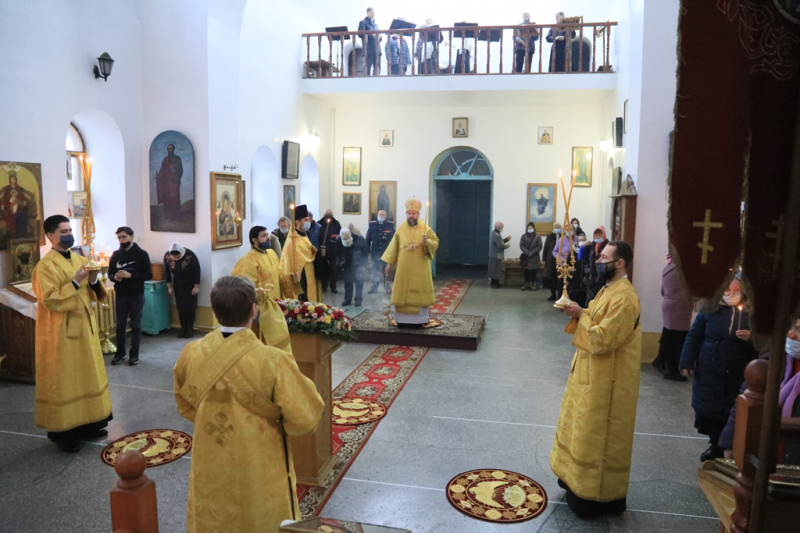 Накануне дня памяти святителя Николая Чудотворца Преосвященнейший епископ Симон совершил всенощное бдение в Никольском храме пос. Аюта