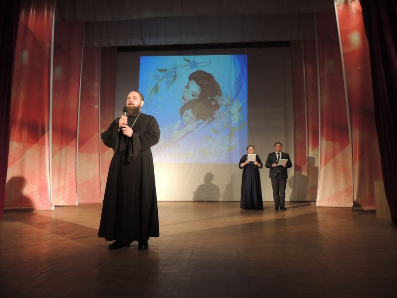 В районном Доме культуры города Миллерово состоялся праздничный концерт, посвященный Дню Матери России