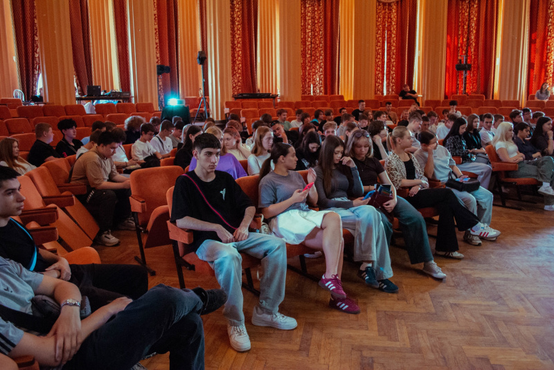 Откуда мысли о суициде и как предостеречь себя и близких? – священник принял участие в интерактивной встрече со студентами в городе Шахты