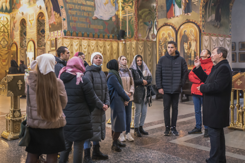 Экскурсию в Покровский кафедральный собор г. Шахты для студентов шахтинского вуза провел епархиальный древлехранитель