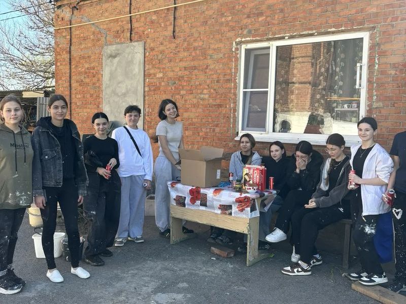 Юные жители станицы Кривянской приняли участие в благоустройстве прихрамовой территории