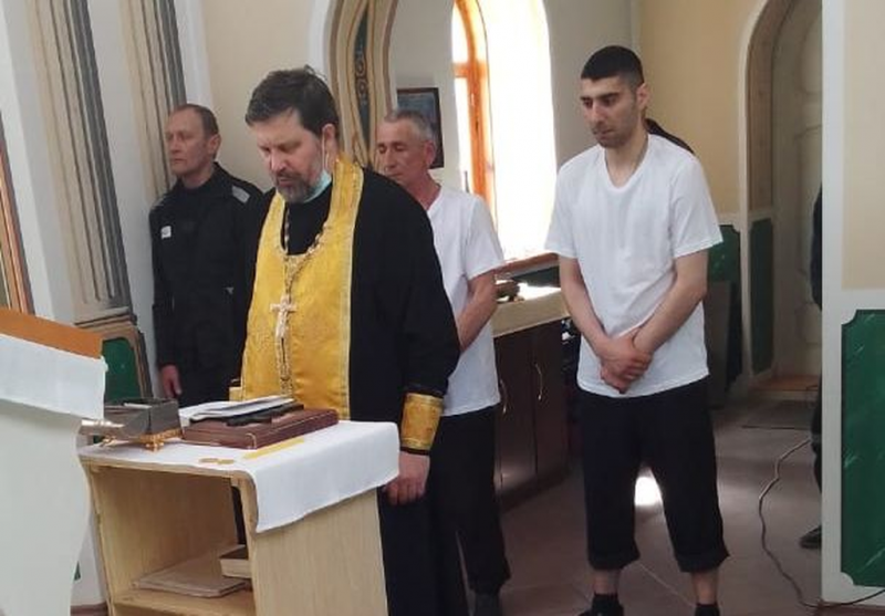 В храме великомученика и целителя Пантелеимона в исправительно-трудовом учреждении № 20 г. Шахты совершено таинство Крещения