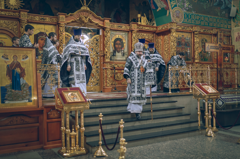 Епископ Шахтинский и Миллеровский Симон совершил Литургию Преждеосвященных Даров в Покровском кафедральном соборе г. Шахты