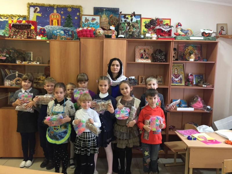 Помощник благочинного по молодежной работе Евгения Антонова провела беседу-урок с воспитанниками средних и младших групп воскресной школы «Покров»