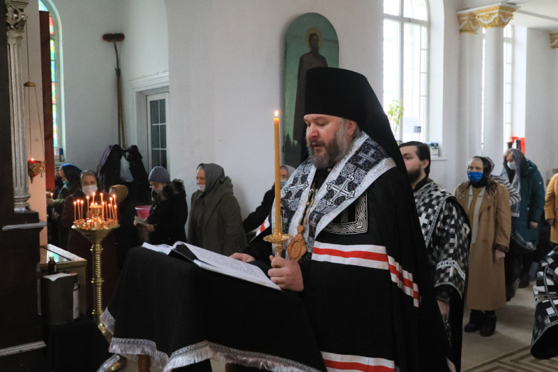 В четверг первой седмицы Великого поста Преосвященнейший епископ Симон совершил чтение покаянного канона преподобного Андрея Критского в храме Покрова Пресвятой Богородицы г. Красный Сулин