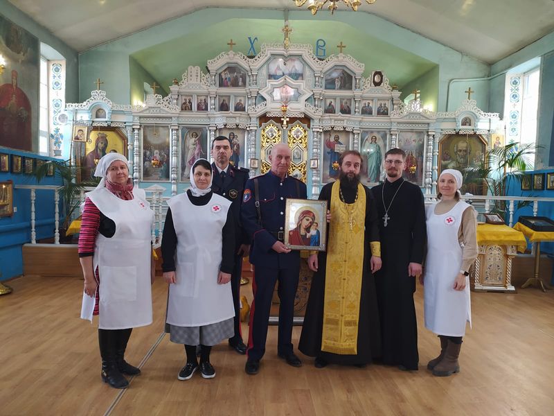 Благочинный приходов Нижнедонского округа передал в дар казакам поселка Малая Сопка Казанский образ Пресвятой Богородицы