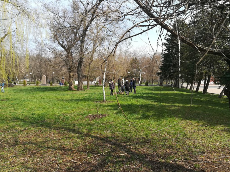 Протоиерей Владимир Иванов принял участие в посадке деревьев в городском Александровском парке вместе с воспитанниками социально-реабилитационного центра детей с ограниченными возможностями «Добродея»