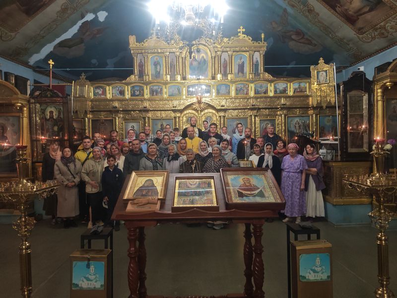 В Свято-Покровском храме города Шахты прошел ночной молебен