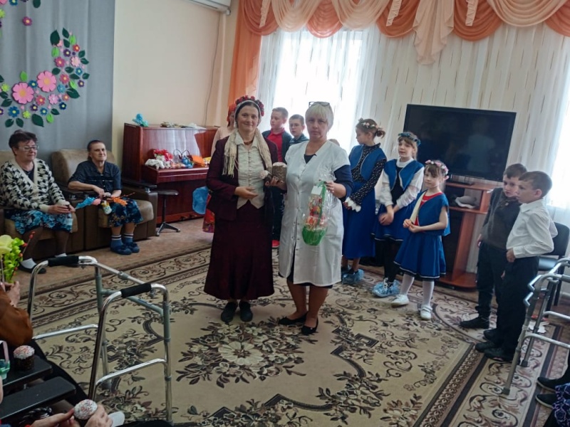 С пасхальным поздравлением учащиеся воскресной школы «Благовест» посетили подопечных Центра социального обслуживания пожилых и инвалидов