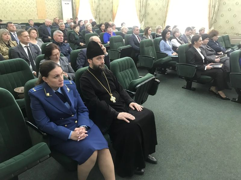 Благочинный приходов Нижнедонского округа принял участие в заседании Собрания депутатов Октябрьского района