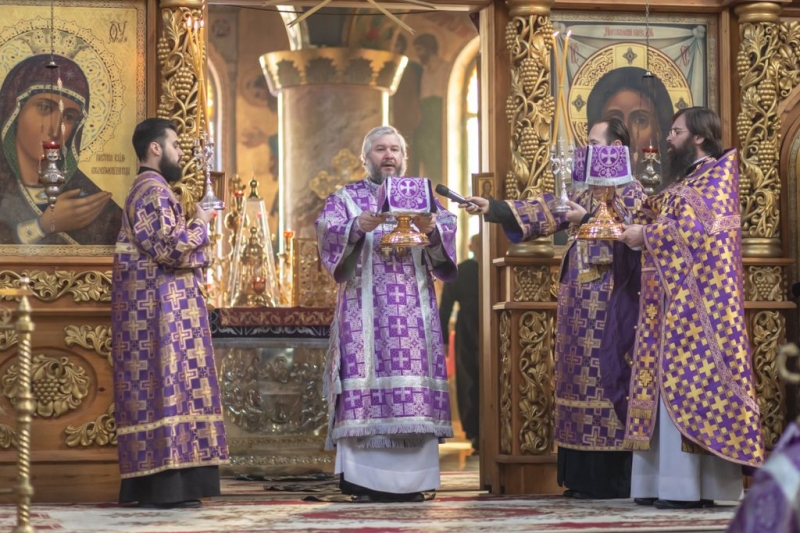 В Великий Четверг Страстной седмицы – воспоминание Тайной Вечери Преосвященнейший епископ Симон совершил богослужение в Покровском кафедральном соборе города Шахты
