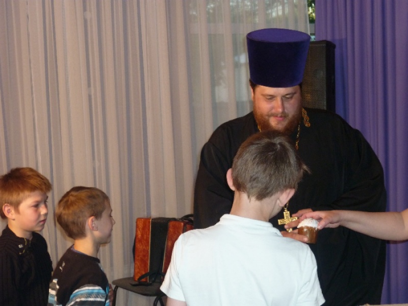 Воспитанников детского дома г. Шахты с Пасхой поздравил иерей Павел Шаповалов