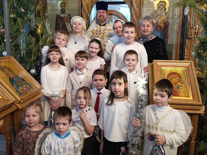 Святочные поздравления детей из воскресной школы «Светочъ» прихожанам Донского храма Новошахтинска   
