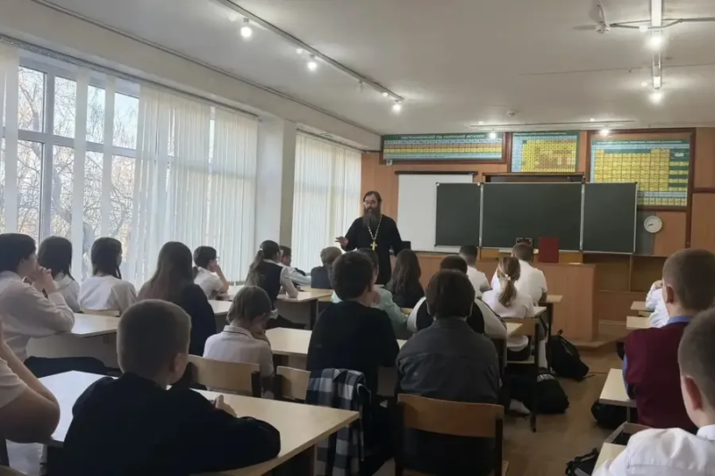 Благочинный Александровск-Грушевского округа провел беседу, посвященную Дню православной книги