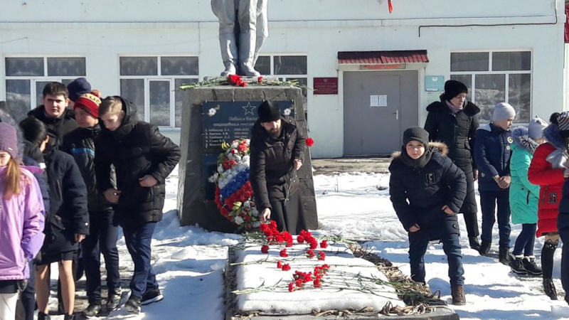 С напутственным словом в день освобождения поселка Горный от немецко-фашистских захватчиков к жителям обратился иеромонах Арсений (Алимов)