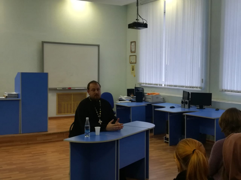Протоиерей Роман Амплеев провел духовно-просветительскую беседу с учащимися филиала Шахтинского регионального колледжа топлива и энергетики им. ак. Степанова в г. Новошахтинске