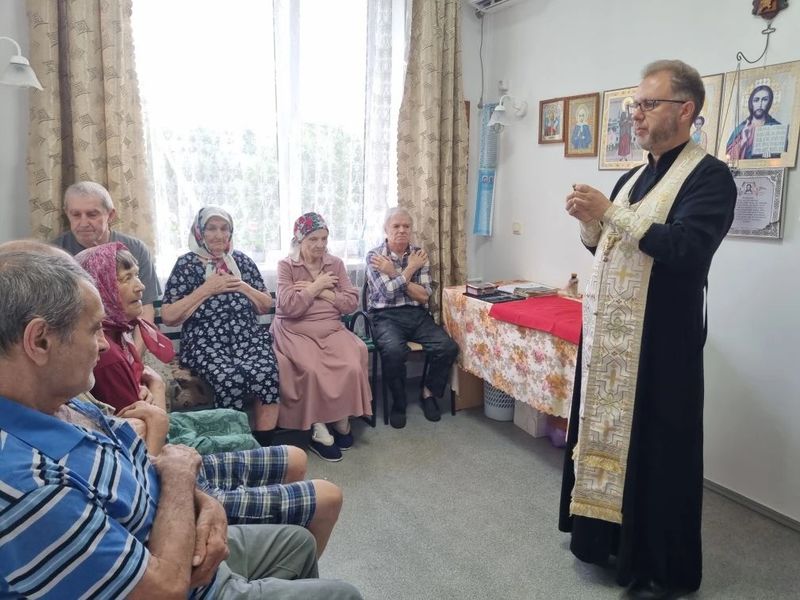 Священник посетил дом престарелых в день памяти великомученика Пантелеимона