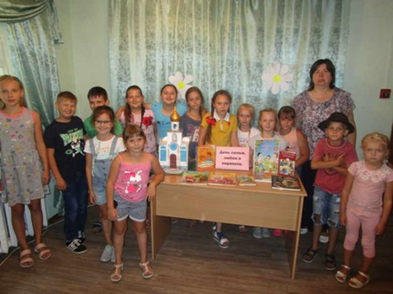 «Где любовь, да совет, там и горя нет». В духовном клубе «Веков связующая нить» Донецкого благочиния прошло мероприятие, посвященное Дню семьи, любви и верности