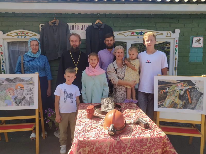 В воскресной школе «Благовест» прошло тематическое занятие «Славим шахтерский труд»