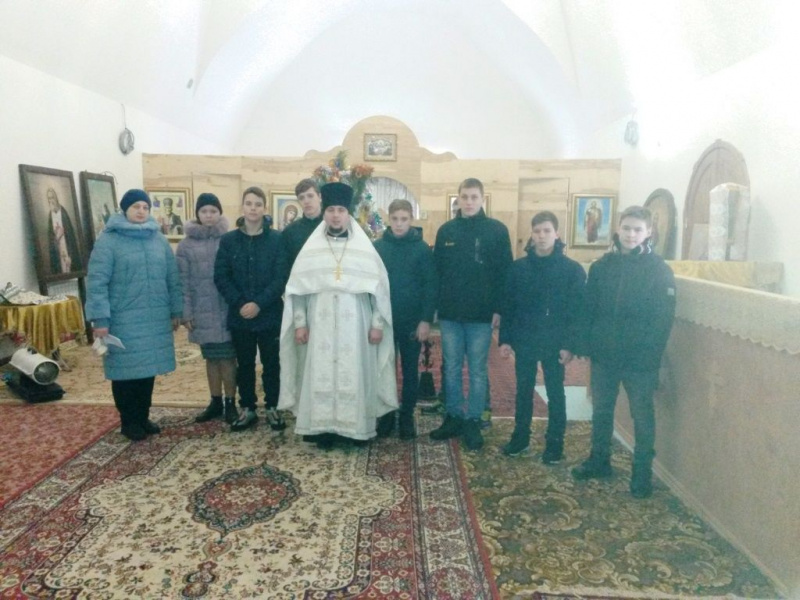 Воспитанники воскресной школы прихода храма Архистратига Михаила поздравили прихожан рождественской сценкой