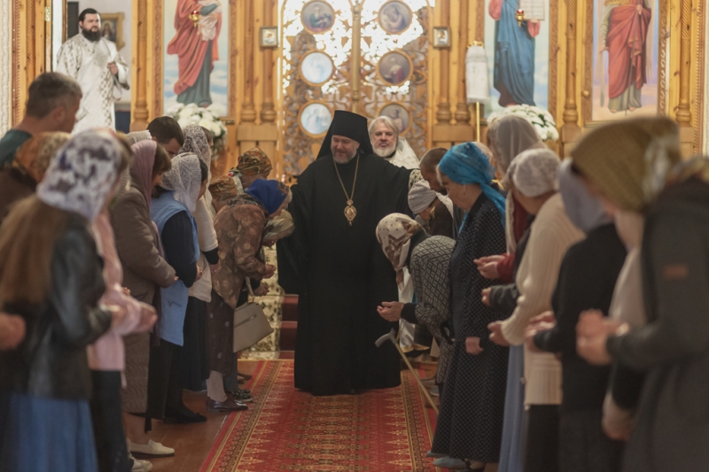 В Лазареву субботу епископ Шахтинский и Миллеровский Симон совершил Божественную литургию в храме святого князя Владимира города Шахты
