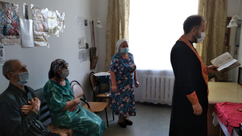 Протоиерей Роман Мясников с пастырским визитом посетил дом престарелых в пос. Садовый