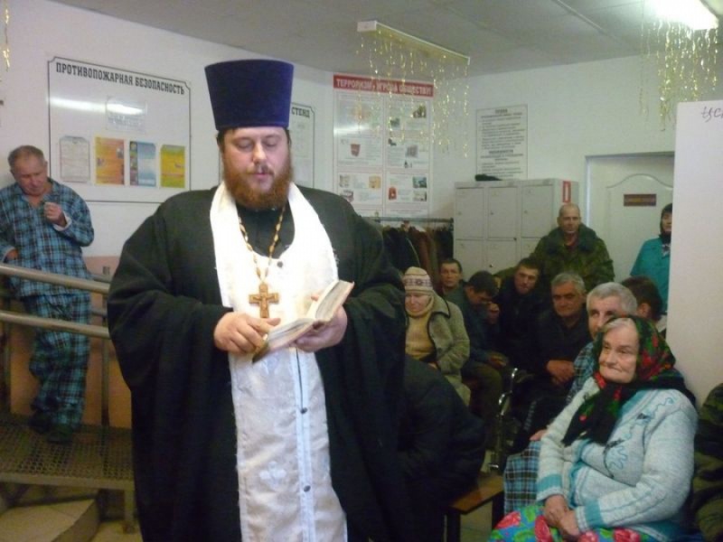 Настоятель храма Святой Троицы города Шахты с пастырским визитом посетил социальный центр для лиц, не имеющих постоянного места жительства
