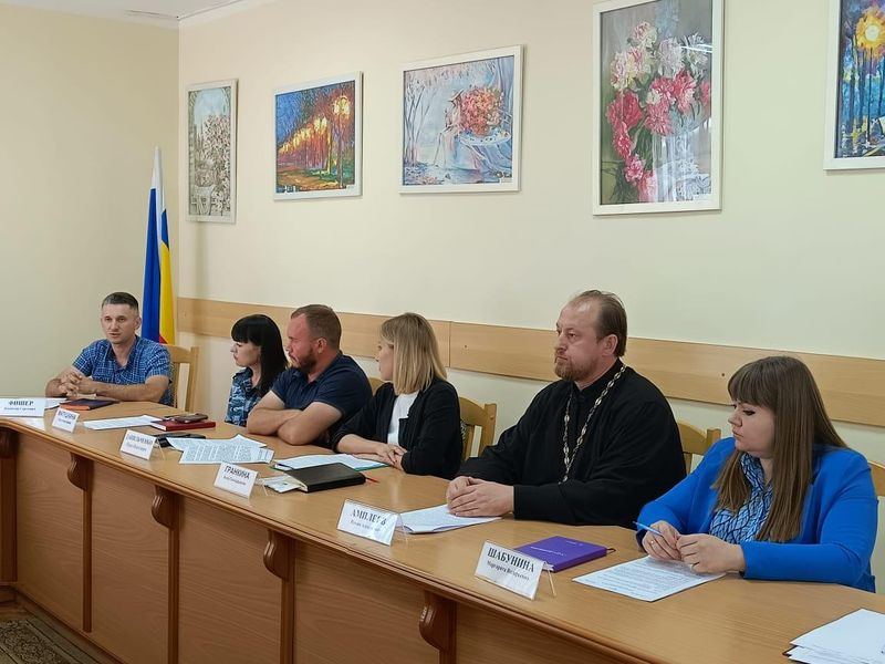 Протоиерей Роман Амплеев принял участие в заседании антинаркотической комиссии города
