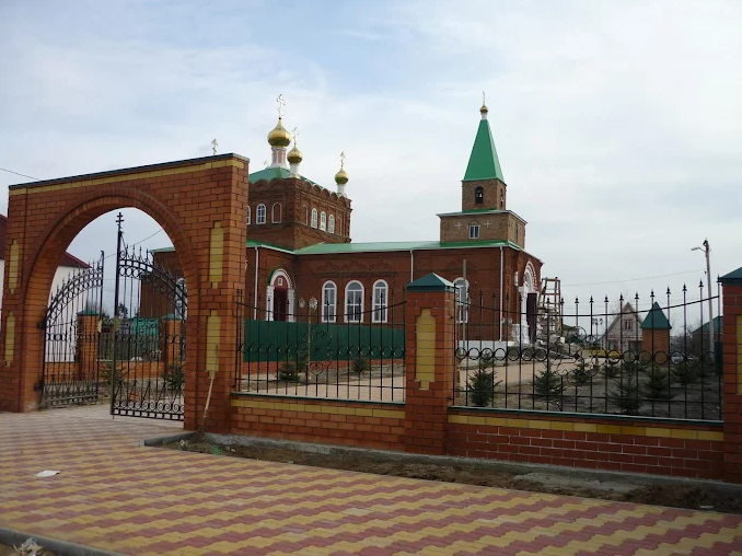 110 лет со дня освящения молитвенно отметил приход храма святителя Николая Чудотворца станицы Обливской, богослужение возглавил Преосвященнейший епископ Симон.