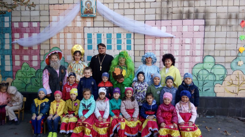Клирик Никольского храма г. Шахты иерей Николай Налеткин посетил утренник в детском саду, посвященный празднику Покрова Пресвятой Богородицы