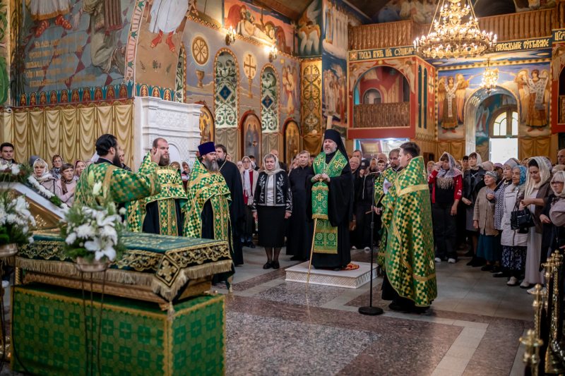 В Покровском кафедральном соборе города Шахты торжественно встретили ковчег с мощами святого праведного Павла Таганрогского
