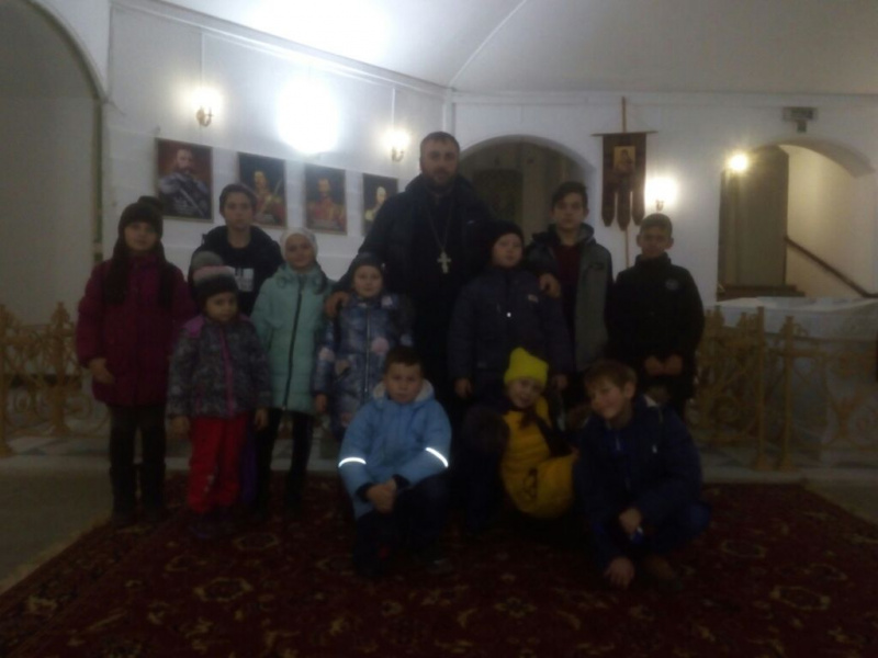 Иерей Сергий Липень с воспитанниками воскресной школы храма Георгия Победоносца поселка Новозарянский посетили Новочеркасский войсковой собор