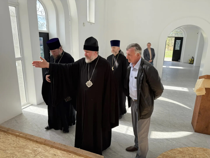 Епископ Шахтинский и Миллеровский Симон посетил строящийся храм в хуторе Арпачин
