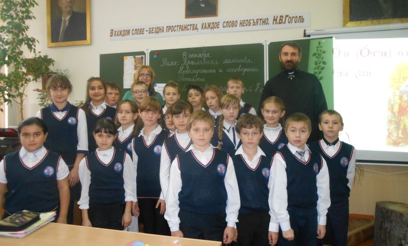 Урок о новомучениках Церкви Русской провел протоиерей Валерий Татаркин в шахтинской школе № 25