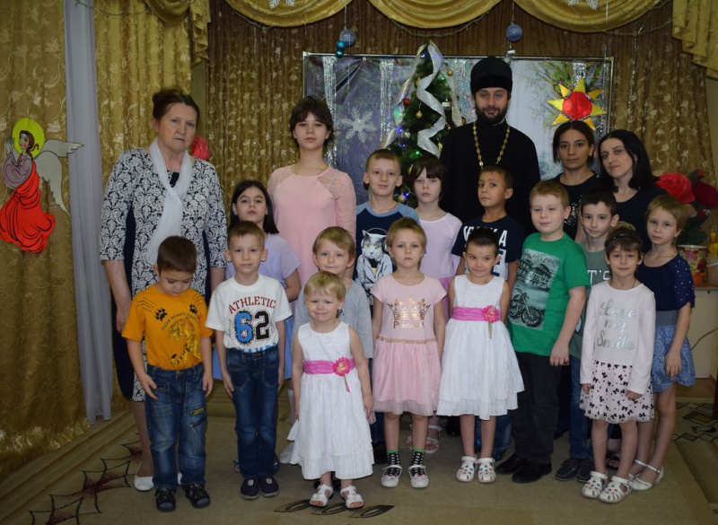 Протоиерей Сергий Яценко поздравил воспитанников приюта «Огонек» пос. Каменоломни с Рождеством Христовым и Новым Годом
